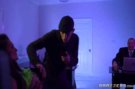 Брюнетка без остановки жестко долбится в анус