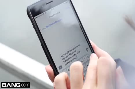 Большой хер влезает в хрупкую задницу брюнетки