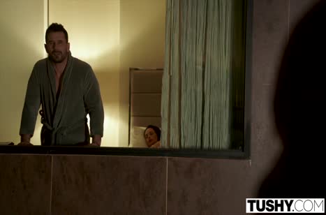 Рыженькая жена знает как завести чувака на порно