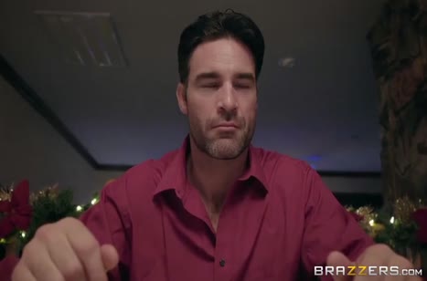 Новогоднее анальное порно с закованной Jillian Janson