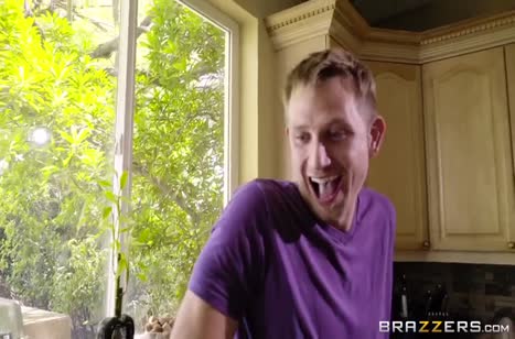 Сиськастая Brooklyn Chase смачно трахается в рабочий анус