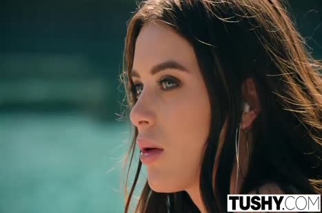 Lana Rhoades в эротичном наряде с удовольствием дала в попу