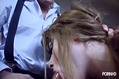 Бабенка в секс костюме из латекса напросилась на член