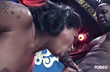 Сексуальная Skin Diamond изнывает от большого елдака