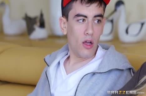 Молодой поц отымел милфу с большими дойками