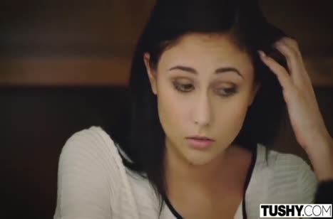 Красотке брюнетке романтично пихают пенис в попку