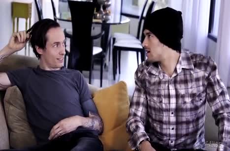 Неформальная сучка устроила жесткое порево с парнями