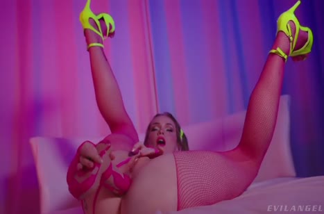 Фитоняшка Scarlet Chase позирует в очередном развратном наряде