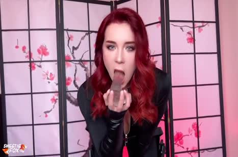 Аппетитная Черная вдова страстно трахается в жопу