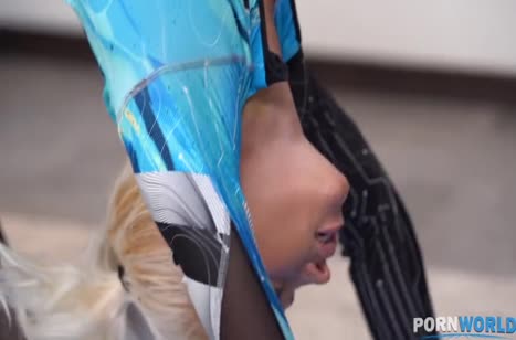 Развратная гимнастка Lara Frost устроила двойное проникновение