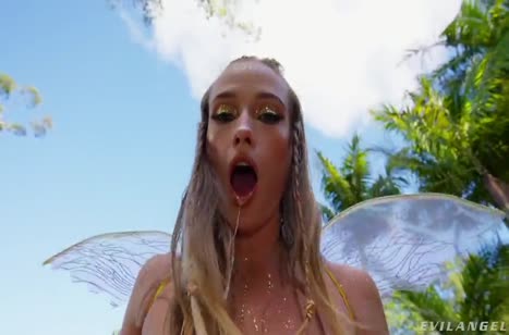 Развратная фея трахается в анал на природе