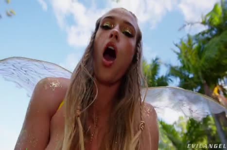 Развратная фея трахается в анал на природе