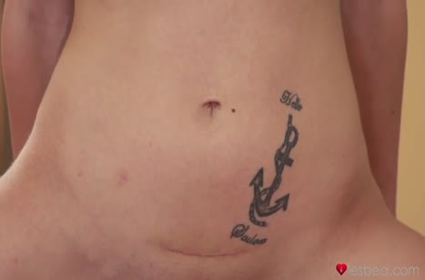 Две подружки освоили нежные лесбийские ласки