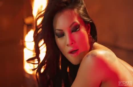 Красивая азиатка Asa Akira устраивает гламурную оргию