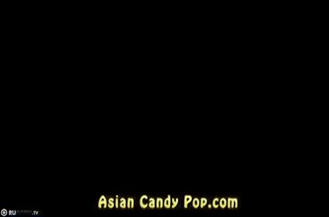 Бабенка в белых чулочках снимает раком домашний секс