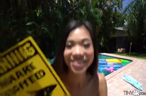 Молодая азиатка жадно трахается на большом члене