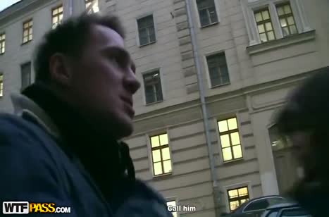 Парни развели доверчивую девушку попробовать групповуху