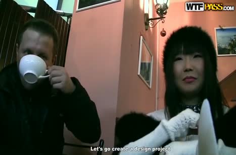 Парни развели доверчивую девушку попробовать групповуху