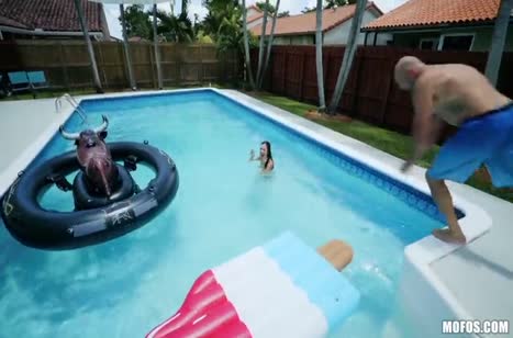 Порезвился с девочкой в бассейне и чпокнул ее