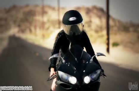 Секси байкерши устроили жесткую групповуху