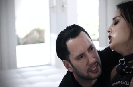 Деваха решила поиграть с другом в жесткое порно