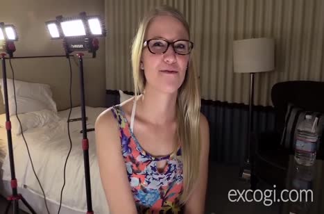 Молодая телка решила попробовать себя на секс кастинге