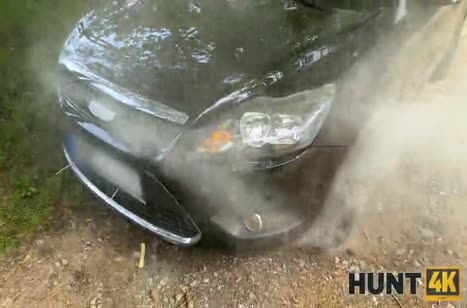 Блондинка наставляет рога своему парню в машине