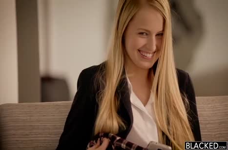 Негр оприходовал молодую блондиночку Scarlet Sage