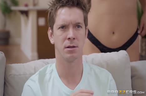 Ashley Adams смогла отвлечь сиськами своего мужа от приставки