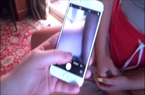 Бабенка дала полапать сиськи мужику и раздвинула ноги