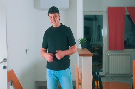 Пьяная сисястая хозяйка решила перепихнуться с вором