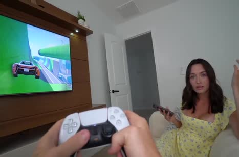 Пока чел играет в приставку его девушку натягивают в соседней комнате