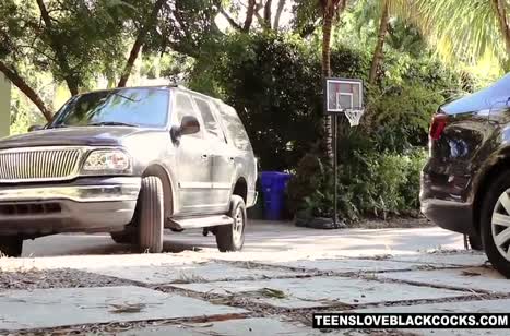 Киску молодой Maya Kendrick полирует черный ствол