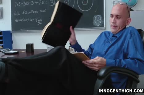 После занятий студентка проходит с преподом порно факультатив