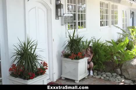 Негр жестко жарит хрупкую чику и дает ей в рот