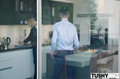 Kelsi Monroe в красивом платье напрашивается на романтический анал