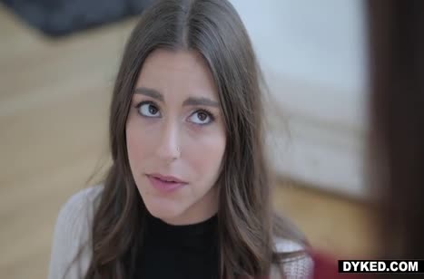 Подруга лесбиянка натягивает партнершу на страпон