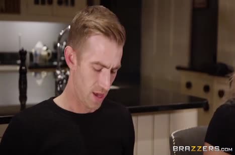 После семейного ужина Ava Koxxx прокралась в спальню мужика