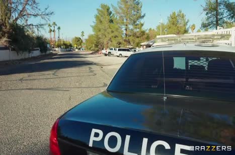 Полицейские задержали проститутку и устроили групповуху