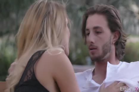 Классная August Ames согласилась перепихнуться на свежем воздухе