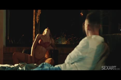 Жена мастурбирует перед мужем и переключается на него