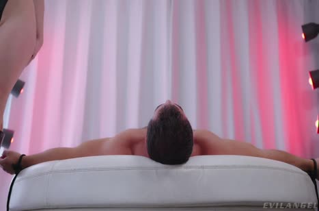 Scarlet Chase в латексе зрелищно доминирует над самцом