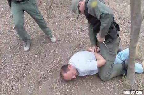 После обыска полицейский жестко трахнул Taylor Reed на улице