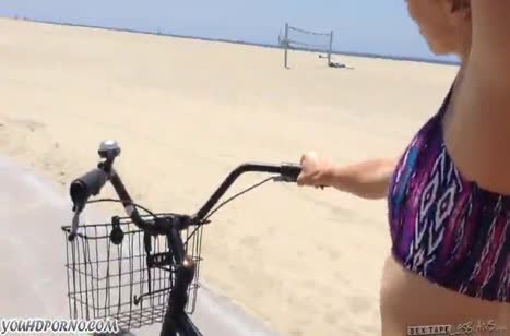 Две активные лесбочки устроили крутую оргию в постели