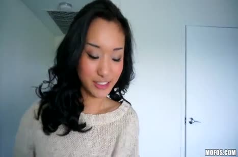 Симпатичная Alina Li снимает с парнем домашний разврат