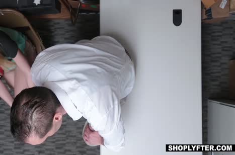 Блондиночку жестко наказали членом за воровство на работе