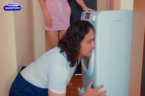 Телка вызвала мастера на дом и расплатилась с ним натурой