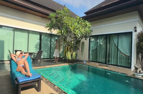 Загорелая хозяйка положила глаз на чистильщика бассейна