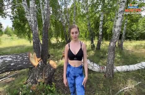 Фитоняшка одела на природу сексуальные лосины