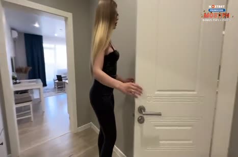 Милфа в эротичных леггинсах готова к порке